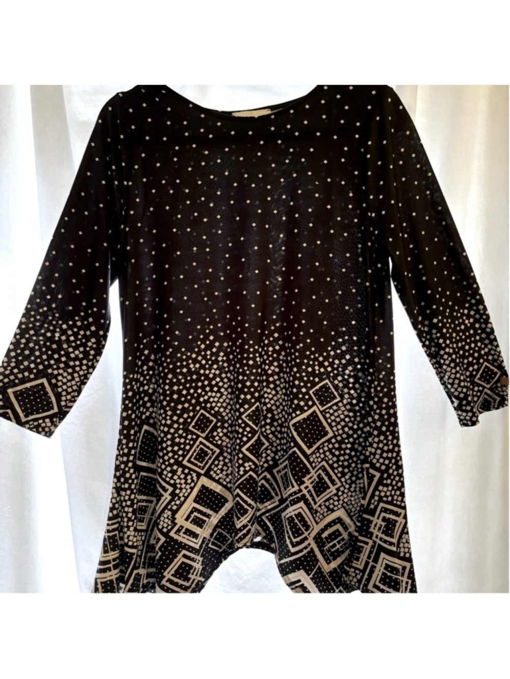 FIGURE FLATTERING BLACK AND WHITE ASYMMETRICAL TOP FROM PECK & PECK SIZE LARGE